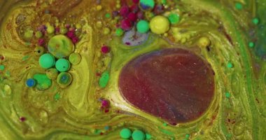 Parıltılı sıçrama. Mürekkep yağı karışımı. Odaklanamayan sarı kırmızı renk, köpüklü su dokusu soyut sanat arka planında yüzen kabarcıklar..