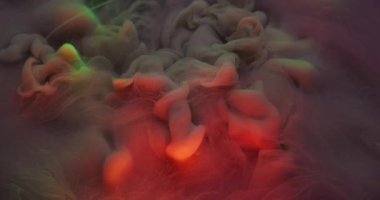 Duman dokusu. Buhar bulutu boyası. Bulanık pembe mor renkli simli gökkuşağı dumanı soyut akrilik sanat arka planına yayılıyor..