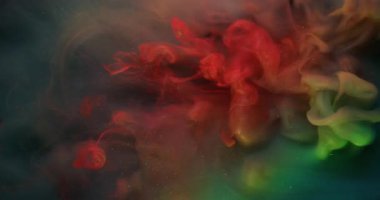 Sanat dumanı boya. Parıltı sıçraması. Odaklanmamış turuncu mavi renkli su tanecikleri soyut arkaplanda yayılan akrilik gökkuşağı bulutu.