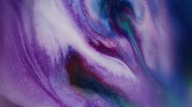 Parlak. Bulanık parıltı dokusu. Soyut siyah sanat arka planında çözünmüş mor, beyaz, yeşil renkli, parlak su..