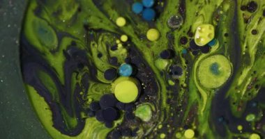 Yağ emülsiyonu. Mürekkep kabarcıkları. Soyut sanat arka planında parlayan sarı mavi parıltılı su yuvarlak yuvarlak akış çemberi.