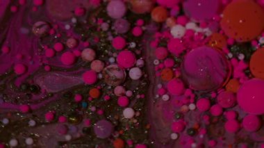 Canlı boya damlası. Sıvı mürekkep. Soyut akrilik sanat arka planında yüzen, pembemsi pembe, kırmızı, köpüklü su damlacıkları..