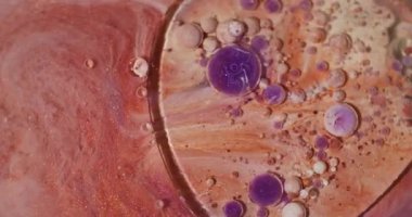 Yağ sıvısı. Renkli baloncuklar. Soyut akrilik arka planda çözünmüş turuncu, beyaz, parlak, parlak, yuvarlak mürekkep dokusu dairesi..