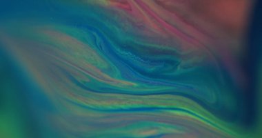 Bulanık renkli su. Boya akışı. Soyut arkaplanda parlayan sarı, mavi, pembe, parlak pigmentler..