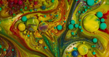 Kabarcık dokusu. Boya karışımı. Soyut sanat arka planında çözünmüş sarı, mor, parlak, akrilik, yağ akışkan bir halka..