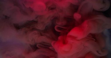 Boya sıçraması. Renk dumanı. Odaklanmamış pembe mavi gökkuşağı bulut buharı soyut koyu siyah arkaplana yayılan su dokusunu boyar.