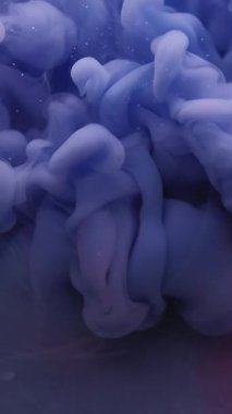 Dikey video. Sis dokusu. Soyut dalga. Odaklanmamış mor renk boya su kimyasal sıvı bulut sanat arka planında hareket ediyor.