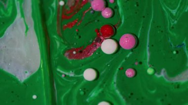 Boya sıvısı. Sıvı arka plan. Bulanık yeşil pembe pembe yağ mürekkebi mermer beyaz su yuvarlak desen yaratıcı sanat soyutlamasına akıyor.