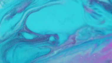 Parlak pigment. Odaklanmamış mürekkep yayılmış. Islak mermer akrilik dokuya mavi mor pigment dökülmüş. Renk soyut sızıntısı girdap arkaplanı.