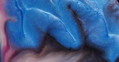 Parlak boya. Mürekkebi karıştır. Soyut yaratıcı sanat arka planında yüzen odaksız mavi pembe renk sıvı akrilik pırıltı sıvısı.