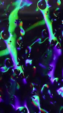 Dikey video. Hareket eden parçacıklar. Odaklanamayan renkli leke. Kabarcık dokusu yeşil parıldayan sıvı mercek parıltısı bulanık ışık modern arkaplanı açıyor..