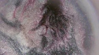 Parlak boya damlası. Parıltı sıçraması. Soyut sanat arka planında odaksız gümüş mavisi parlak pigment ıslak doku dökülmesi.