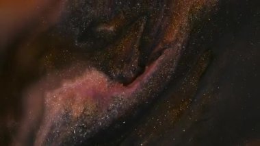 Parlak parlak boya. Bulanık arkaplan. Siyah, yaratıcı akrilik sanatın üzerinde yüzen mor renkli mürekkep sıvısı..