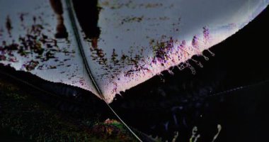 Statik sıvı. Ekran bozulması. Mavi sarı mor renk frekanslı objeler koyu siyah sanat soyut arkaplan üzerinde fütüristik patlama etkisi yaratıyor..