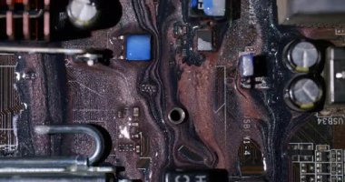 Boya sıvısı. Elektronik teknoloji. Odaklanmamış turuncu mavi parlayan su dijital mikro devre soyut sanat arka planında koyu siyah sıvı.