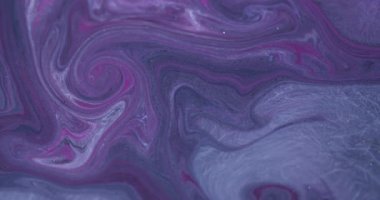 Dalgalı boya. Dönen akış. Bulanık mavi pembe mor renkli, renkli, parlak pigment sıvısı soyut arkaplanda yüzüyor..