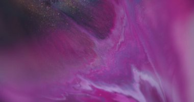 Bulanık renkli su. Boya akışı. Odaklanmamış pembe kimyasal sıvı soyut sanat arka planında yüzen parlak pigmentler..