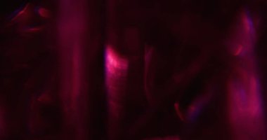 Odaklanamayan parıltı. Lens fişeği. Soyut koyu siyah yaratıcı sanat arka planında parlak mor renkli optik parıltı aydınlatma dokusu.