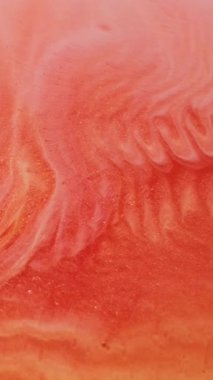 Dikey video. Sanat emülsiyonu. Boya karışımı. Parlak renkli boya akışı fantezi dokusu. Sıcak akrilik lav soyut dalga hareketi arka planı bulanıklaştırır.