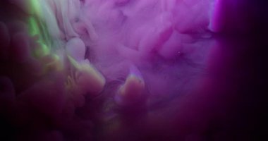 Parıltılı boya. Gökkuşağı dokusu. Bulanık, mavi, sarı, su sıçraması parçacıklar soyut, koyu siyah arkaplan üzerinde akrilik sıvı duman.