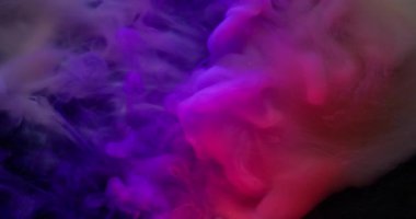 Duman bulutu. Neon mürekkep arka planı. Bulanık pembe mavi parıltılı su akrilik sanata yayılan sis parçacıkları koyu siyah soyutlama.