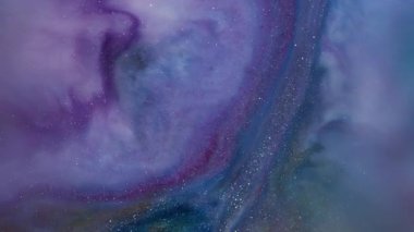 Mürekkep lekeleri. Bulanık kıvılcım parıltısı. Soyut sanat üzerinde yüzen mor mavi renkli sıvı harmanlanmış su koyu siyah arkaplan.