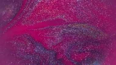 Boya akışı. Mürekkep karışımı. Odaklanmamış pembe mavi renkli simli sıvı damlacıklar soyut akrilik canlı arka planda sıvı sızıntısı.