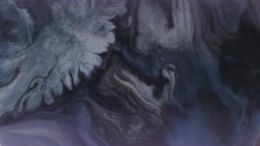 Odaklanamayan grunge blob. Boya eğrisi akışı. Siyah mor akrilik boya karışımı rengi. Karanlık odaklı kirli simler soyut parlaklık arkaplanı.