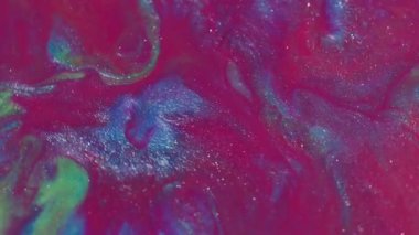 Sıvı karışımı. Mürekkep arkaplanı. Odaklanmamış pembe mavi pigment yeşil parlak damlalar yaratıcı sanat soyutlamasında daireler çiziyor.