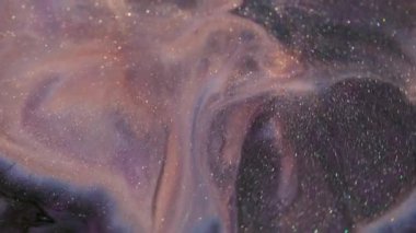 Sıçrama dalgası. Mürekkep sanatı. Odaklanmamış pembe renkli parlak siyah lekeler parlak sıvılar soyut arkaplanda yayılıyor..