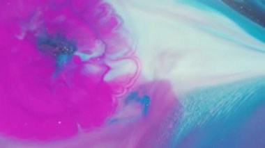 Boya patlaması. Bulanık neon sıçraması. Pembe mor akrilik mürekkep karışımı renk simleri. Odaklanamayan parlak boya soyut arkaplan.
