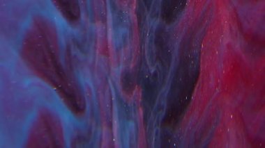 Parıltılı bir karışım. Bulanık mürekkep akışı. Renkli sim dalga mercekleri dökülüyor. Kırmızı mavi şelale boyası sıvı soyut arkaplanda çözünüyor.