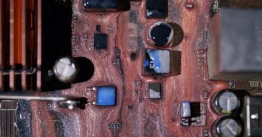 Mürekkep akışı. Dijital donanım. Odaklanmamış turuncu mavi renkli parıltılı su soyut sanat arka planında koyu siyah elektronik mikroçip.