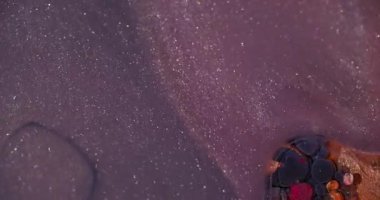 Boya serpintisi. Parıldayan kabarcıklar. Odaklanmamış mor turuncu renk soyut sanat arka planında parlak yuvarlak yağ dokusu akrilik sıçraması.