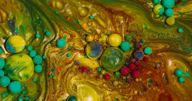 Parıltılı boya. Yağ arka planı. Bulanık sarı kırmızı, parlak yeşil, yuvarlak su dokusu baloncukları sanat eserini soyutluyor..