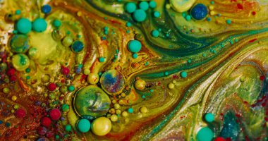 Su emülsiyonunu boya. Kabarcık akışı. Soyut sanat arka planında çözünmüş sarı, kırmızı, parlak, ıslak yağ karışımı doku çemberi..