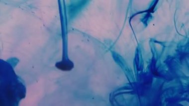 Boya buharı damlası. Mürekkep karışımı. Mavi menekşe sisi girdap dokusu bulanık su akışı. Düşen pigment sisi fantezi soyut arkaplan.