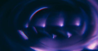 Odaklanamayan parlak dönüş. İşaret fişeği. Soyut aydınlatılmış bokeh arkaplan üzerinde mor neon ışık desenli optik ışıltılı flaş çember.