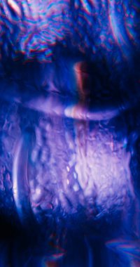 Odaklanamayan kristal alevi. Optik ışın. Mor mavi göz kamaştırıcı canlı gökkuşağı dokusu soyut görsel ışıltılı bokeh arkaplan.