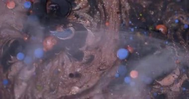 Buharlı arka plan. Köpük sıvısı. Odaklanmamış mavi turuncu mor renkli yağlı mürekkep sanat akrilik soyutlamasında yüzen parlak doku..