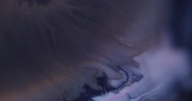 Bulanık parlak sıvı. Mürekkep döküldü. Bulanık mavi altın rengi parıltı dokusu akrilik kimyasal lekeler soyut yaratıcı arka planda yüzüyor.