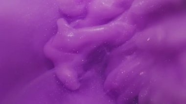 Su altı boya damlası. Mürekkep sıvısı. Odaklanmamış mor renkli duman dalgası soyut canlı eflatun bokeh arkaplana yayılıyor..