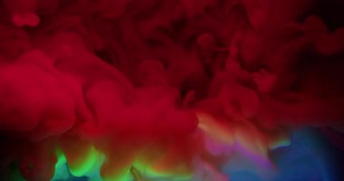 Boya bulutu. Neon gazı suyu. Odaklanmamış kırmızı mavi renkli sim parçacıkları soyut koyu siyah arkaplan üzerine parlak gökkuşağı sızıntısı sıçratır.