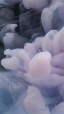 Dikey video. Su altyapısı. Boya rengi. Odaklanmamış mavi bulut dokusu karışımı sıvı ruhani sıvı yaratıcı sanatta yüzüyor..