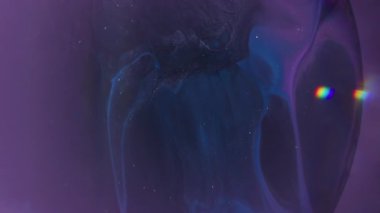 Görüntü pırıltısı dökülüyor. Prizma sıvısı. Mor menekşe siyah parıldayan sıvı ışık sızıntısı cam küre mercek üzerinde soyut arkaplan boyası karışımı.