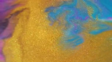 Işıl ışıl. Odaklanmamış mürekkep girdabı. Sarı mavi parıldayan akrilik emülsiyon parçacıkları soyut arkaplanda renk akışını karıştırıyor.