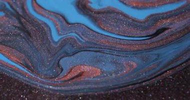 Renkli su. Boya akışı. Odaksız mavi turuncu bronz kimyasal sıvı soyut sanat arka planında yüzen ışıltılı pigmentler..