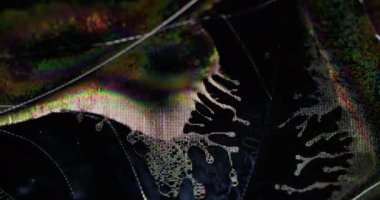 Fütürist çarpıtma. Arıza hatası. Mavi mor renkli gökkuşağı eserleri koyu siyah soyut bokeh arka planda dijital kırık serpinti sıvısı.