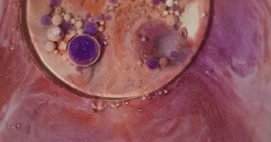 Boya baloncukları. Yağ arka planı. Odaklanmamış mor turuncu parıltılı akrilik karışım sıvı yuvarlak, parlak doku sanat soyutlaması üzerine.