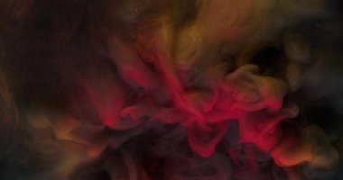 Parıldayan boya. Parıltı buharı. Odaklanmamış turuncu pembe gökkuşağı rengi soyut koyu siyah arka planda yayılan su bulutu..